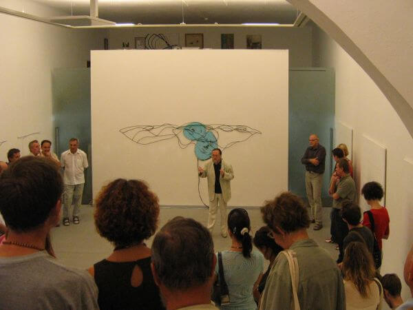 Olomouc, Galerie Caesar 2005 (Jiří Valoch při zahájení) Video, prohlídky